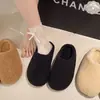 Chinelos de enfiar com bico redondo e tira no peito do pé em lã de cordeiro 2026 chinelos quentes de enfiar com sola grossa de pelúcia para mulheres em preto para outono e inverno
