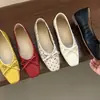 Primeiro Encontro com os Sapatos Franceses Retro com Laço e Salto Escondido para Mulheres, Novidade Versátil Primavera/Verão 2026, Sapatos de Bico Quadrado com Pregas e Boca Rasa