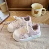 Tênis de Outono com Estampa Floral para Meninas Temporada de Volta às Aulas 2026 Calçados Esportivos Casuais para Estudantes Sapatos Brancos de Cor Sólida para Crianças Pequenas, Médias e Maiores
