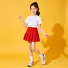 Conjunto de tres piezas: Camiseta blanca de cuello redondo, pantalones rojos, falda corta plisada, atuendo de actuación, uniforme liso de clase estudiantil para el Día Nacional
