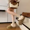 Botas de nieve blancas de suela gruesa para mujer, nuevo estilo de invierno 2026, con un diseño combinado de cuero y pelo, forro de felpa para abrigar y diseño slip-on