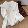 Blusa Polo de Tricô Manga Longa Estilo Coreano para Mulheres, Roupa de Outono, Bordado de Ursinho Branco, Toque de Luxo, Roupas da Moda