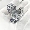 Nuevos Pendientes de Camelia con Patrón de Metal Martillado de Nicho de Verano para Mujer, Lujo Ligero, Gama Alta, Pendientes Versátiles y Pendientes