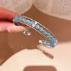 Pulseira de contas de vidro de vento de segunda mão, design de três camadas ocas, senso de design, personalidade, pulseira simples, luxo leve, toque de alta qualidade, joia de mão para mulheres