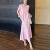 Conjunto de Ropa para Mujer: Un Conjunto de Dos Piezas Adelgazante y Elegante con una Camiseta de Manga Corta de Retazos y una Falda de Moda, un Popular Conjunto Estilo Miyake