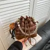 Bolso de Cubo Retro de Gamuza de Nicho para Mujer 2025 Otoño Nuevo Estilo Bolso de Mano de Moda Tendencia Bolso de Hombro para Viajar