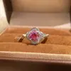 Anillo de Diamante Rojo Rosa Octogonal Corte Rosa Milenio de Lujo Ligero de Moda Incrustado con Diamante de Alto Carbono Diamante Púrpura Anillo Rosa Azul Marino Rosa