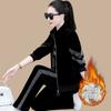Conjunto deportivo de terciopelo dorado para mujer Otoño e Invierno 2022 Nueva Moda Conjunto casual de tres piezas engrosado con forro polar para invierno