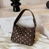 Bolsa Retrô com Rebites Feminina 2026 Nova Bolsa de Ombro com Rebites Bolsa Feminina Versátil de Luxo Leve Bolsa Casual de Alta Textura