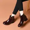 Botas curtas de bico redondo para mulheres 2026 Outono/Inverno Estilo britânico simples fivela quadrada couro de vaca envernizado botas baixas com forro de pelúcia para aquecimento botas de algodão femininas