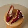 Sapatos de salto alto com bico fino e tachas em verniz, estilo francês, novos, elegantes, estilosos, de corte baixo e versáteis para primavera e outono, feitos sob medida
