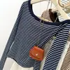 Nueva Camiseta de Manga Larga Asimétrica a Rayas y Bloques de Color, Hombros Descubiertos para Mujer, Nueva Camisa Básica Ajustada para Primavera y Otoño, Top Corto para Superponer