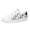 Zapatillas de hombre de lujo ligero estilo europeo, nuevas de cuero genuino, versátiles y a la moda, zapatos deportivos casuales, zapatos blancos de moda para estudiantes varones