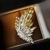 Broche de Mariposa de Cristal Degradado, Lujo Elegante de Alta Gama para Mujer, Ramillete Incrustado de Diamantes, Pin de Nicho de Alta Gama Accesorios para Ropa