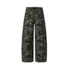 Pantalones de mezclilla camuflajeados con dobladillo curvo para hombre, diseño casual de tendencia urbana, holgados de pierna ancha tipo workwear