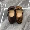 Zapatos Mary Jane Planos de Ante Retro con Estampado de Leopardo para Mujer, Estilo Verano 2026, Cómodos Zapatos de Abuela con Correa Única y Diseño de Dedos Divididos Falsos