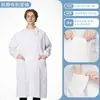 Batas blancas de manga corta de alta calidad, resistentes a las arrugas, adecuadas para entornos médicos, de laboratorio y de servicio de alimentos.. Personalizable con logotipos. Venta al por mayor disponible a precios reducidos para pedidos grandes