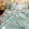 Edición A funda de color liso puntada de triángulo en el borde colcha de verano estilo ins simple algodón puro gasa de burbujas estilo crema colcha de verano juego de cuatro piezas