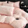 Juego de cuatro piezas de invierno grueso estilo francés bordado de terciopelo de leche con ribete de pelo de conejo, ropa de cama cálida de terciopelo coral antiestático 4
