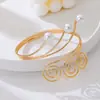 Un brazalete de brazo de perlas moderno y sencillo para mujer, elegante y exquisito