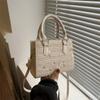 Bolsa de Ombro/Mensageiro de Palha Tecida Nova de Verão 2024 Moda Pastoral Praia Portátil Bolsa Quadrada Pequena