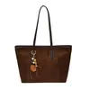 Bolso de mano casual de gamuza de gran capacidad para mujer, nueva colección otoño 2026, bolso de hombro simple para ir al trabajo, moda otoño/invierno