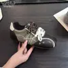 Zapatos deportivos casuales para mujer de cuero genuino con suela blanda, otoño 2026 nuevo versátil retro moda que aumenta la altura zapatos de entrenamiento alemanes