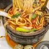Los fideos de patata en olla de barro a la antigua, sin sobres de condimentos, son suaves y convenientes, adecuados para cocinar instantáneamente, se pueden usar para olla caliente pequeña, saltear o como plato frío.