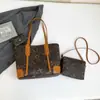 Bolsa Tote com Letra Vintage Nova Primavera 2025 Bolsa de Ombro Feminina Versátil de Grande Capacidade Bolsa Axilar Portátil e Moderna
