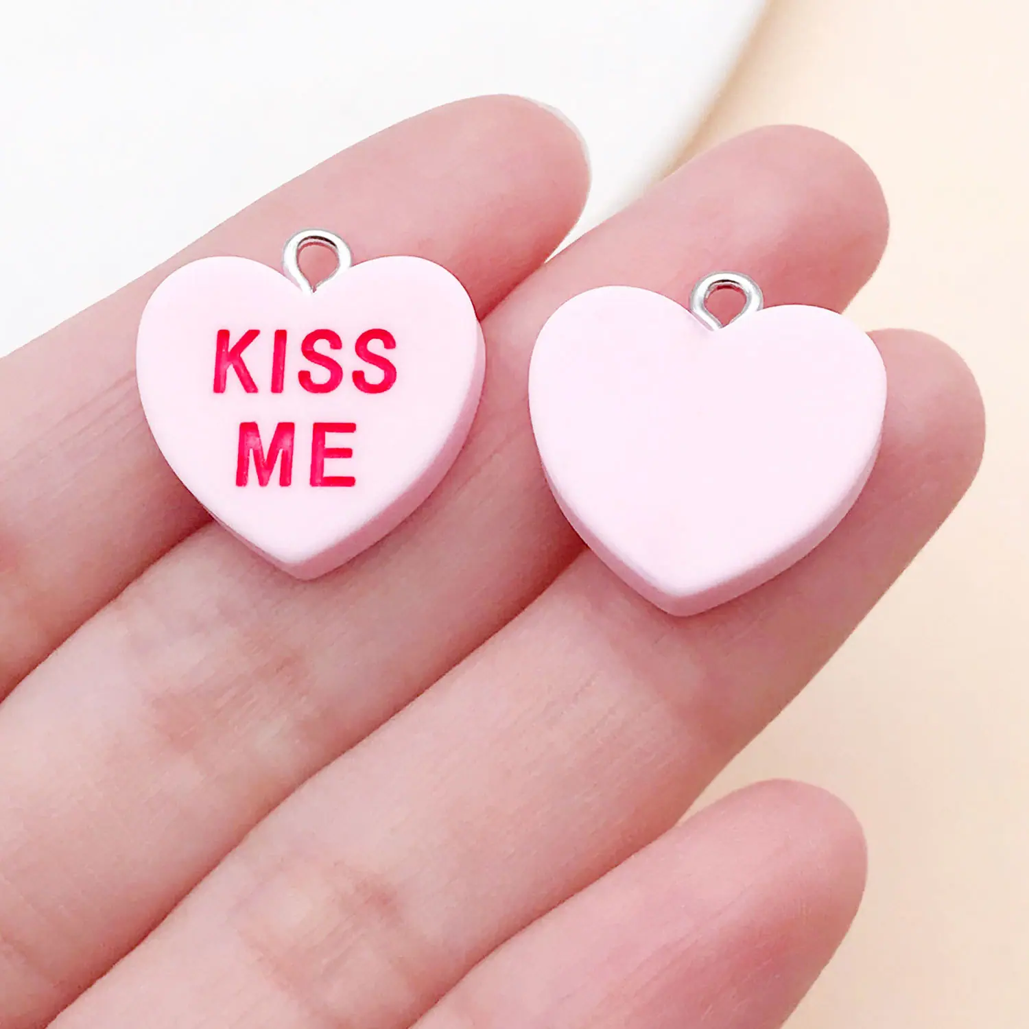 24456-JME-粉色树脂心形字母桃爱心形Kissme19