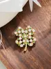 Broche Exquisito e Fashion de Zircônia Completa em Forma de Trevo de Quatro Folhas, Design Retrô Britânico, Acessório para Terno e Vestido, Corsage, Alfinete para Suéter e Casaco