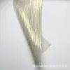 Tecido acetinado amarrotado por toda parte com relevo dourado, liso e com bom caimento, com um efeito crepe brilhante, adequado para decoração de vestidos de moda e figurinos de palco.