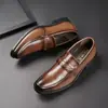 Mocasines de ante de alta gama transfronterizos, nueva moda de otoño, zapatos slip-on elegantes y atractivos para hombre con suelas suaves y antideslizantes y tallas grandes