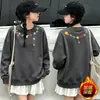 Sudaderas forradas de felpa para niñas de importación, nueva colección otoño/invierno 2026, cuello redondo, diseño de caricatura lindo, tops de manga larga para niños como capa base, venta al por mayor