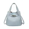 Nova Moda Primavera e Verão 2025 Bolsa Satchel de Couro Macio Elegante Bolsa Saco Elegante Versátil para o Dia a Dia Feminina de Ombro Único Transversal