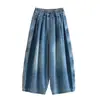 Foto real de jeans de mujer de cintura alta y pierna ancha, pantalones curvos cropped, pantalones casuales ajustados de verano 2026, pantalones balloon cropped