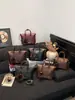 2026 Nuevo Bolso Almohada Boston Estilo Maillard para Mujer Bolso de Mano Retro Bolso de Hombro Cruzado Decoración de Bola de Pelo para Viajes Diarios