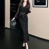 Conjunto sexy e elegante de duas peças para mulheres, com um top de renda com decote em V e detalhes de amarração e uma saia longa estilo sereia, perfeito para primavera e outono