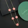 Traje de flor de cinco pétalos de acero inoxidable titanio acero pendientes de cinco pétalos pulsera collar al por mayor trébol de cinco hojas collar de flor de ciruelo juego de tres piezas
