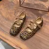 Sapatos femininos Mary Jane em pele de carneiro com estampa de leopardo retrô francesa, sapatilhas planas versáteis com tiras cruzadas e bico quadrado