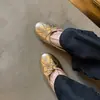 Temporada del Primer Encuentro: Bailarinas con Remaches y Lazo, Mocasines Bajos de Punta Redonda