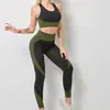 Conjunto de Roupa de Yoga Sem Costura Europeia e Americana Cuidadosamente Selecionado para Mulheres, Novo Conjunto de Três Peças Elástico para Fitness Esportivo de Outono e Inverno Levanta Bumbum