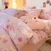 Nuevo juego de ropa de cama de cuatro piezas 2026, funda de edredón estampada de terciopelo de leche de 180 g, sábana y sábana bajera.