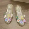 Zapatos de Gel Decorativos de Flor Dopamina Nuevos para Mujer 2026 Verano Versión Coreana Transparentes Dulces Planos de Moda Sandalias de Cristal