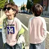 Camiseta básica de manga comprida para meninos, novo estilo primavera e outono 2026, top T-shirt infantil versátil com blocos de cor estilosos para meninos mais velhos