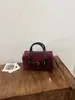 Nueva bolsa tipo Boston de color block retro 2026 para mujer, con una lujosa textura de terciopelo, y diseñada como un bolso tote, bolso de hombro o bolso cruzado versátil para el trabajo.