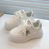 Tênis Esportivo Infantil 2026 Outono Novo Modelo Sapatos Brancos para Meninas Sola Macia Tênis para Meninos Estrela de Cinco Pontas Estilo Coreano Sapatos Casuais