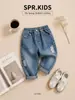 Conjunto de Baseball para Meninos de Três Peças: Conjunto Casual de Jaqueta Color Block para Crianças de Primavera e Outono, Camiseta de Dinossauro e Jeans Rasgado