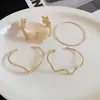 Pulsera Circular con Forma de Concha de Resina y Metal Chapado en Oro Ámbar, con un Toque de Lujo Ligero y de Alta Gama, Accesorio de Mano Simple y de Moda