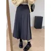 Saia midi plissada de tricô grosso cinza escuro, cintura alta, corte em A, emagrecedora e valoriza a silhueta, para mulheres